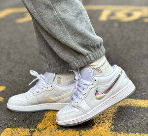 Giay Nike Air Jordan 1 Low 'Glitter Swoosh' FQ9112-100