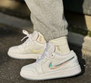 Giay Nike Air Jordan 1 Low 'Glitter Swoosh' FQ9112-100