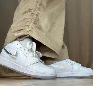 Giay Nike Air Jordan 1 Low 'Glitter Swoosh' FQ9112-100