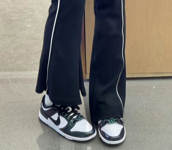 Giay Nike Dunk Low SE ‘Just Do It Iridescent’ FQ8143-001