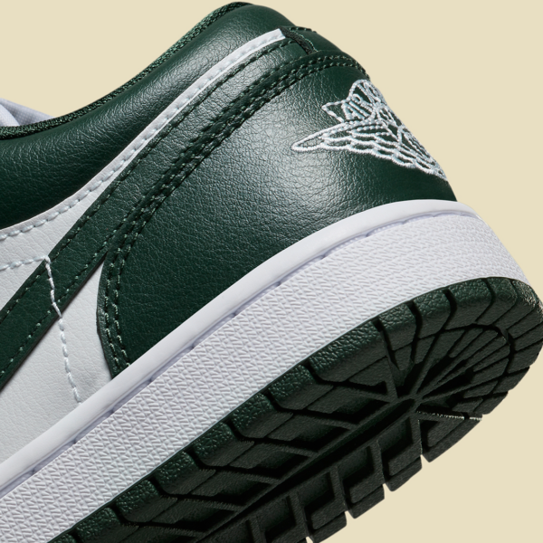 Giay Nike Air Jordan 1 Low 'Galactic Jade' DC0774-113