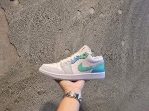 Giay Nike Air Jordan 1 Low SE 'Emerald Rise' FN8899-131