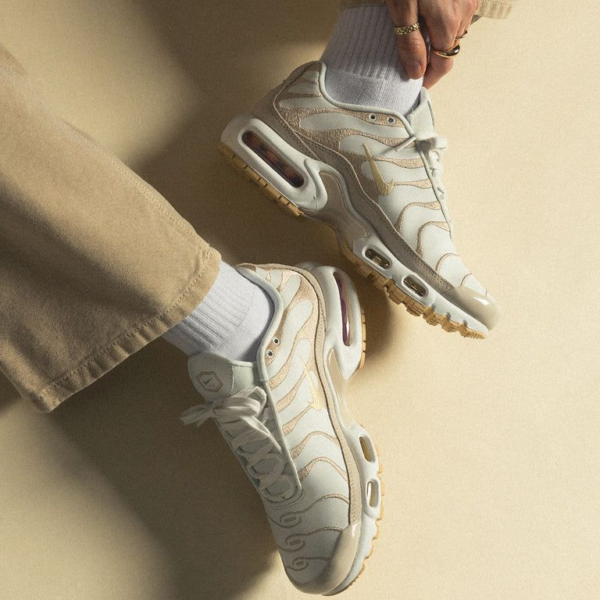 Giay Nike Air Max Plus Premium 'Sanddrift' DZ2832-101