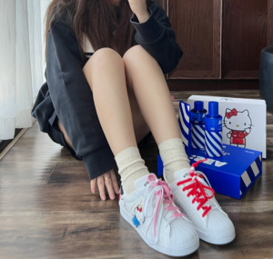 Giay Adidas Superstar x Hello Kitty 'White Multi' GW7168