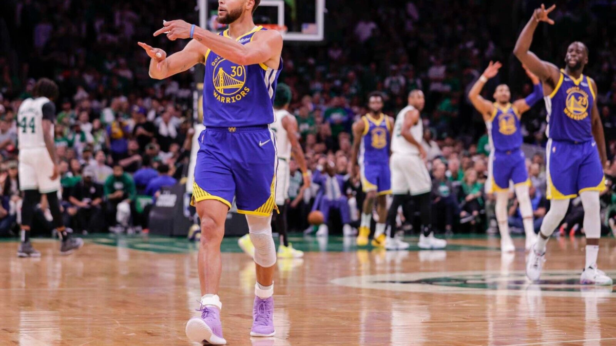 Hinh anh 1: Nhung doi sneaker tuyet nhat tai NBA Final tu nam 1987 (Phan 2)