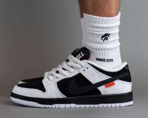 Giay Nike TIGHTBOOTH x Dunk Low SB FD2629-100