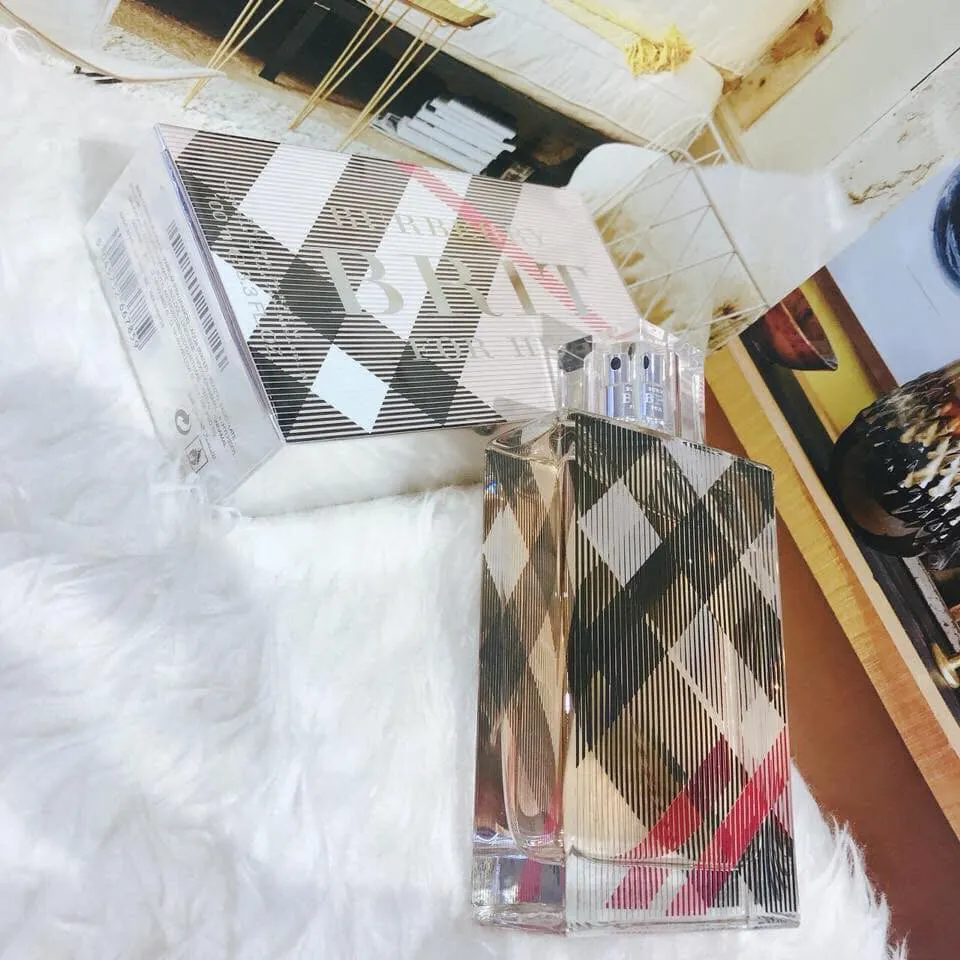 Top 10 mẫu nước hoa Burberry quyến rũ nhất dành cho các cô gái Hinh anh 3: Top 10 mau nuoc hoa Burberry quyen ru nhat danh cho cac co gai