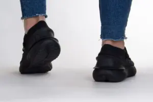 Giay Under Armour HOVR Phantom 3 'Triple Black' 3025517-002