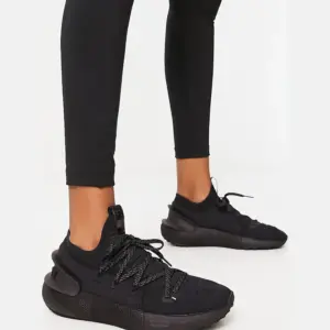 Giay Under Armour HOVR Phantom 3 'Triple Black' 3025517-002