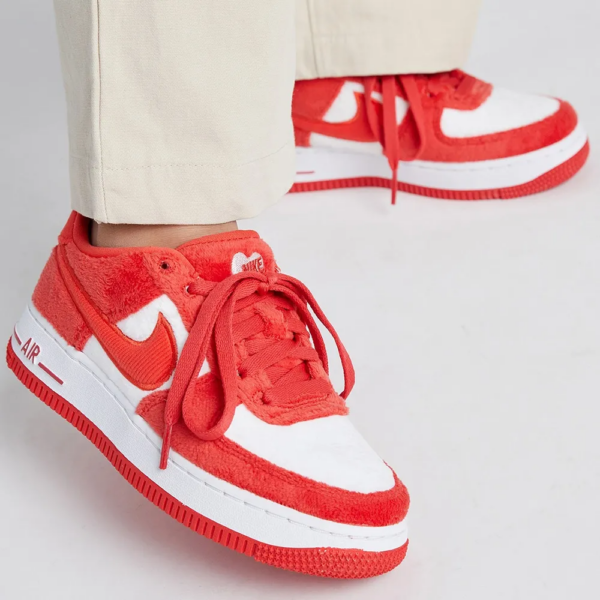 Giay Nike Air Force 1 Low GS 'Valentine's Day Fleece' FZ3552-612