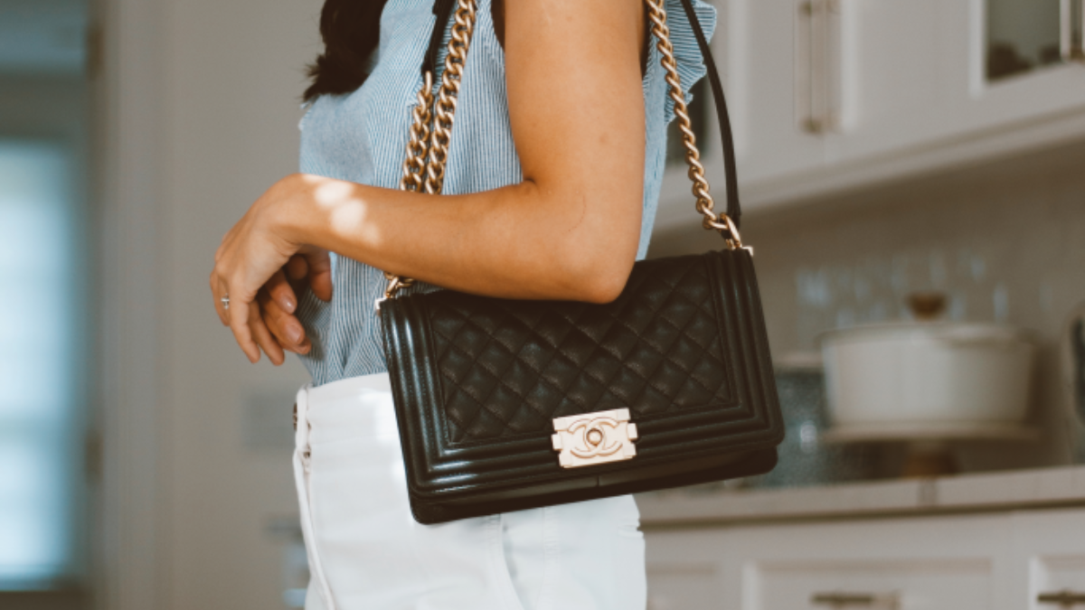 Hinh anh 3: Chanel Flap vs Chanel Boy: Chiec tui nao dang dau tu hon?