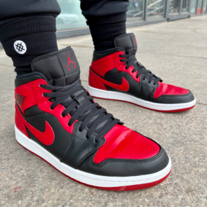Giay Nike Air Jordan 1 Mid 'Banned' 554724-074