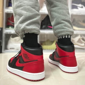 Giay Nike Air Jordan 1 Mid 'Banned' 554724-074