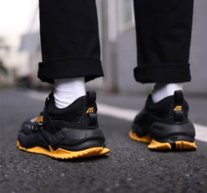 Giay Mizuno GM 3 'Black Yellow' D1GH222202