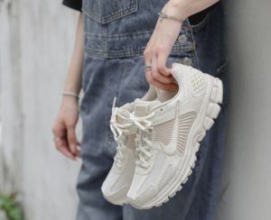 Giay Nike Air Zoom Vomero 5 ‘Sail Light Orewood Brown’ FQ6868-111