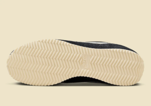 Giay Nike Cortez Cleans Up In 'Black Suede' FJ2530-001