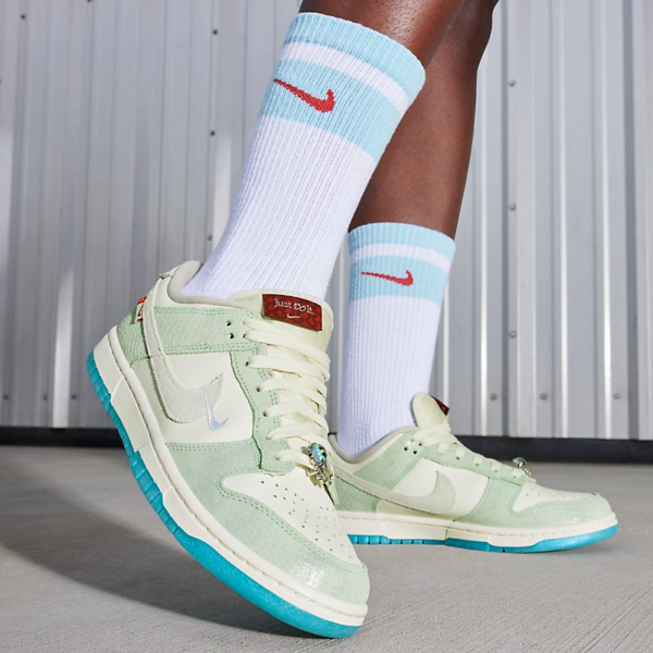 Giay Nike Dunk Low LX 'Year Of The Dragon' FZ5065-111