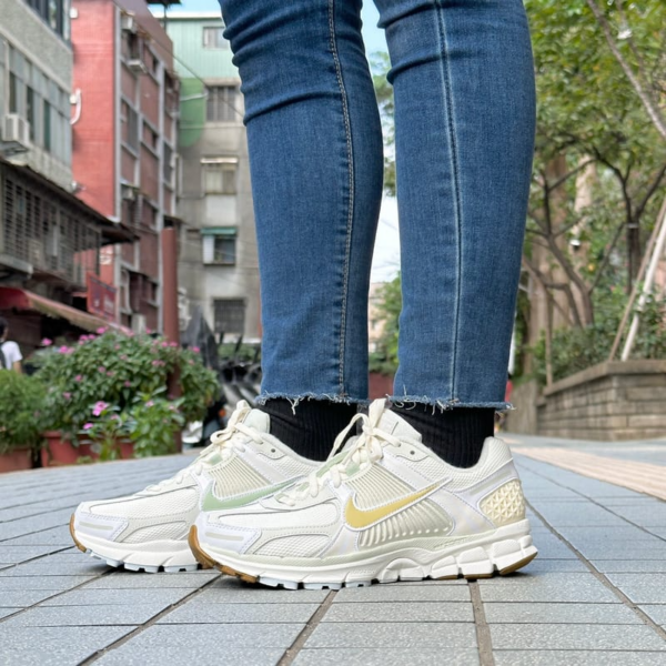 Giay Nike Zoom Vomero 5 'Sail Buff Gold' FV3638-171