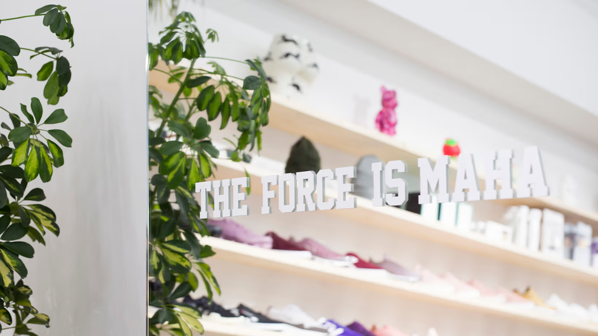 Mua sắm quanh thế giới với các sneaker store nữ tốt nhất hiện nay Hinh anh 8: Mua sam quanh the gioi voi cac sneaker store nu tot nhat hien nay