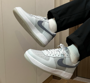 Giay Nike Air Force 1 ’07 LV8 ‘Platinum Light Carbon’ FJ4170-001