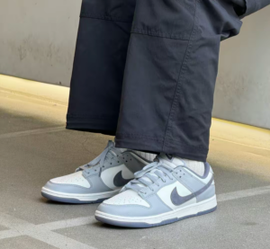 Giay Nike Dunk Low SE 'Light Carbon' FJ4188-100