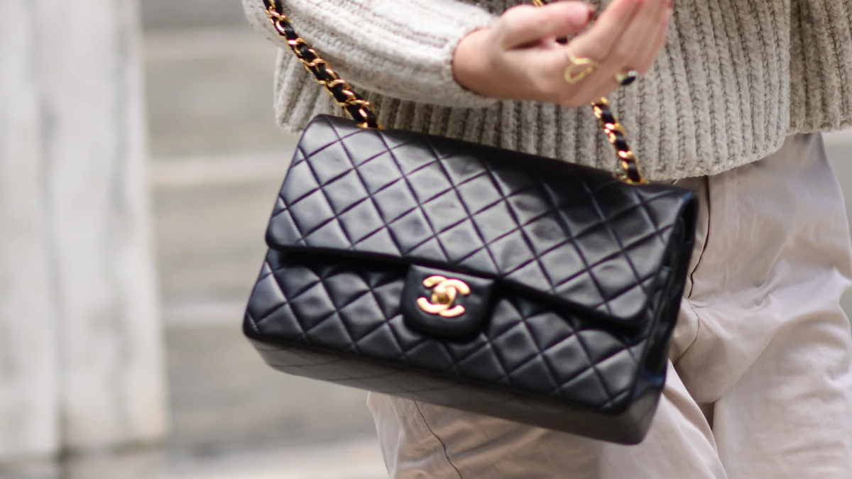 Điểm qua 11 chiếc túi Flap cổ điển không bao giờ lỗi mốt Hinh anh 3: Diem qua 11 chiec tui Flap co dien khong bao gio loi mot