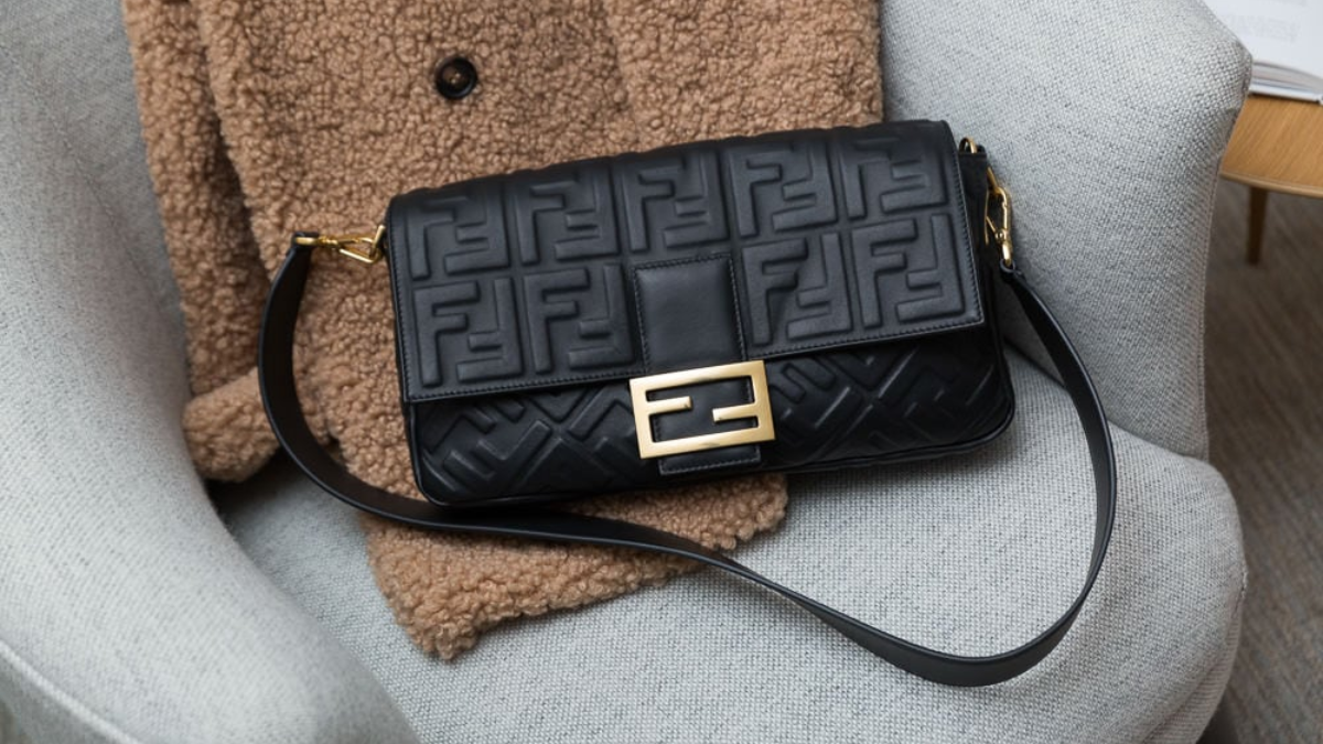 Điểm qua 11 chiếc túi Flap cổ điển không bao giờ lỗi mốt Hinh anh 7: Diem qua 11 chiec tui Flap co dien khong bao gio loi mot