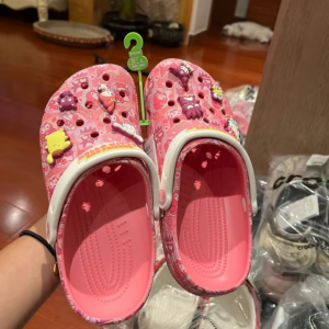 Dep Crocs Classic Clog x Hello Kitty 'Hello Kitty' 208527-680