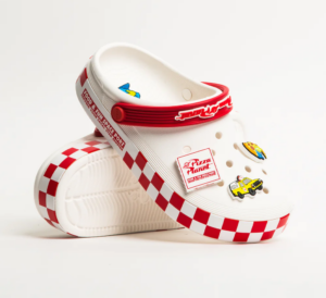 Dep Crocs Off-Court Clog x Toy Story 'Pizza Planet' 209816-100