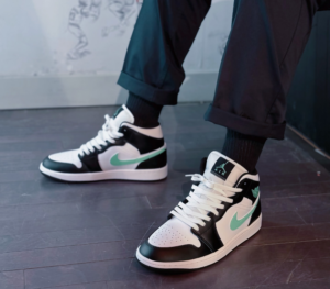 Giay Nike Air Jordan 1 Mid GS 'Green Glow' DQ8423-103