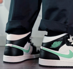 Giay Nike Air Jordan 1 Mid GS 'Green Glow' DQ8423-103