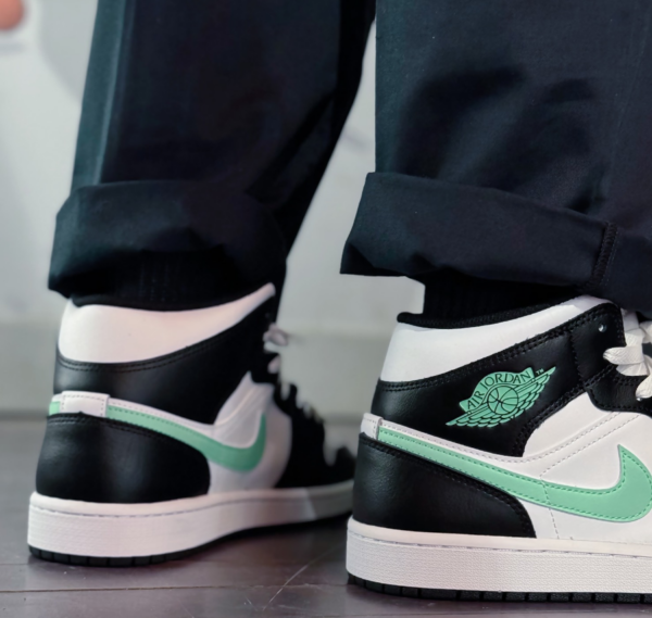 Giay Nike Air Jordan 1 Mid GS 'Green Glow' DQ8423-103