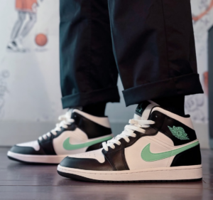 Giay Nike Air Jordan 1 Mid GS 'Green Glow' DQ8423-103