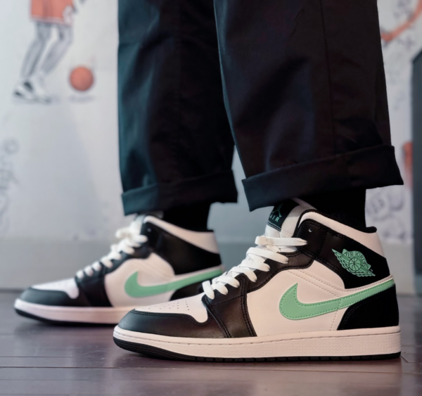 Giay Nike Air Jordan 1 Mid GS 'Green Glow' DQ8423-103