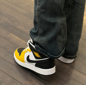 Giay Nike Air Jordan 1 Mid GS 'Yellow Ochre' DQ8423-701