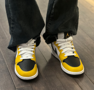 Giay Nike Air Jordan 1 Mid GS 'Yellow Ochre' DQ8423-701