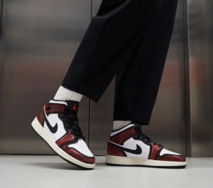 Giay Nike Air Jordan 1 Mid 'Wear-Away Chicago' FB0568-006