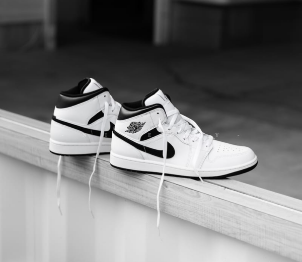 Giay Nike Air Jordan 1 Mid 'White Black' DQ8426-132