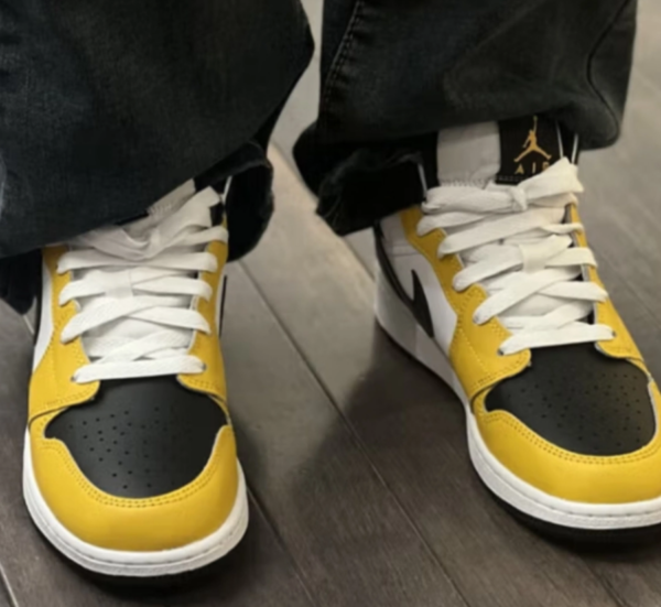 Giay Nike Air Jordan 1 Mid 'Yellow Black White' DQ8426-701