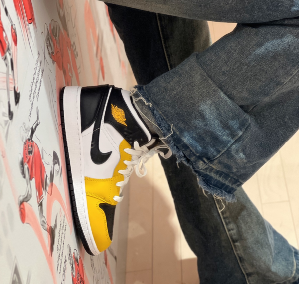 Giay Nike Air Jordan 1 Mid 'Yellow Black White' DQ8426-701