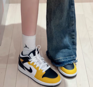 Giay Nike Air Jordan 1 Mid 'Yellow Black White' DQ8426-701