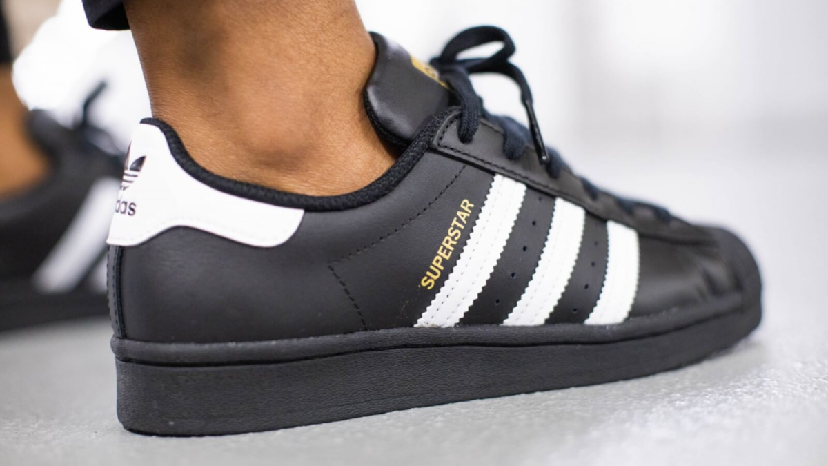 Bất chấp mọi xu hướng: Sneaker đen luôn là "chân ái" Hinh anh 3: Bat chap moi xu huong: Sneaker den luon la "chan ai"