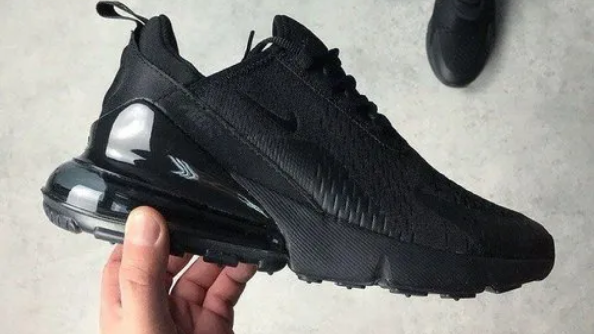 Bất chấp mọi xu hướng: Sneaker đen luôn là "chân ái" Hinh anh 2: Bat chap moi xu huong: Sneaker den luon la "chan ai"