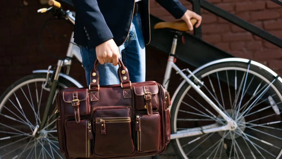 Sang trọng và tinh tế: Khám phá những chiếc túi da nam cao cấp Hinh anh 1: Sang trong va tinh te: Kham pha nhung chiec tui da nam cao cap