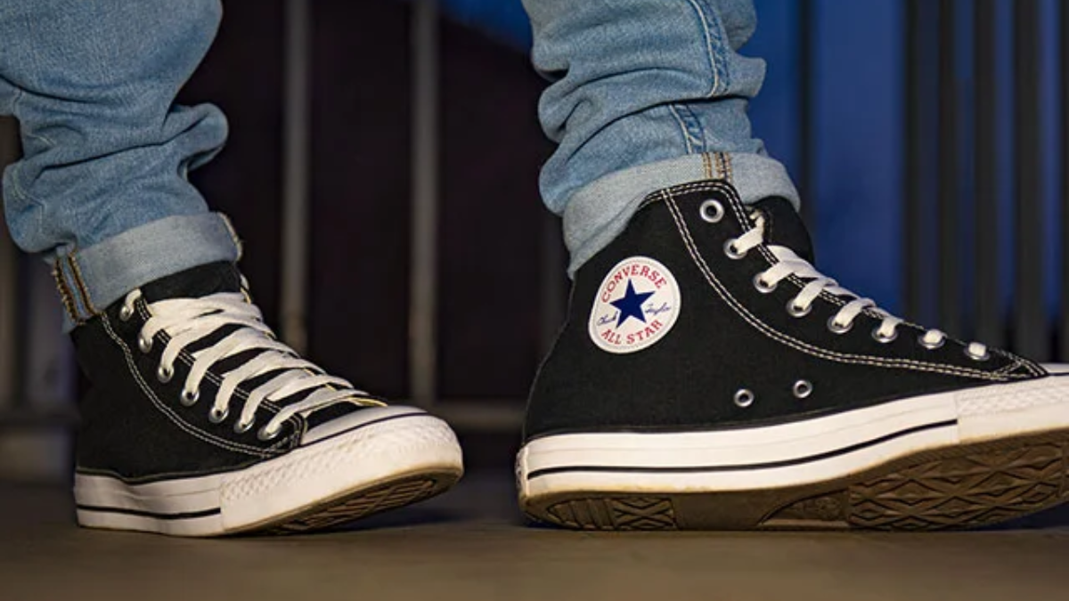 Bất chấp mọi xu hướng: Sneaker đen luôn là "chân ái" Hinh anh 5: Bat chap moi xu huong: Sneaker den luon la "chan ai"