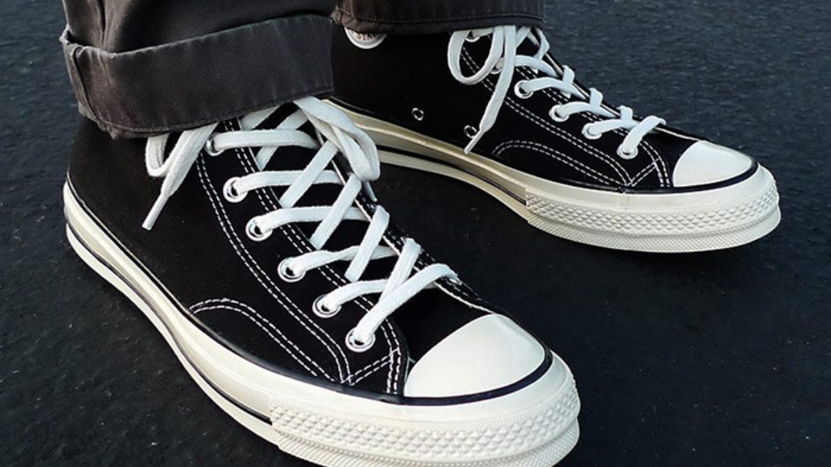 Bất chấp mọi xu hướng: Sneaker đen luôn là "chân ái" Hinh anh 1: Bat chap moi xu huong: Sneaker den luon la "chan ai"