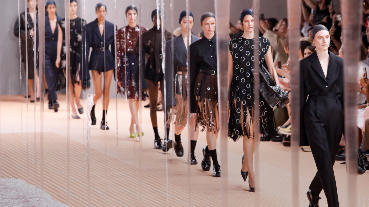 Hinh anh 1: Prada: Bieu tuong cua su sang trong va dang cap