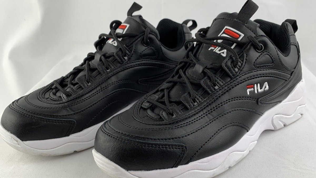 Bất chấp mọi xu hướng: Sneaker đen luôn là "chân ái" Hinh anh 7: Bat chap moi xu huong: Sneaker den luon la "chan ai"