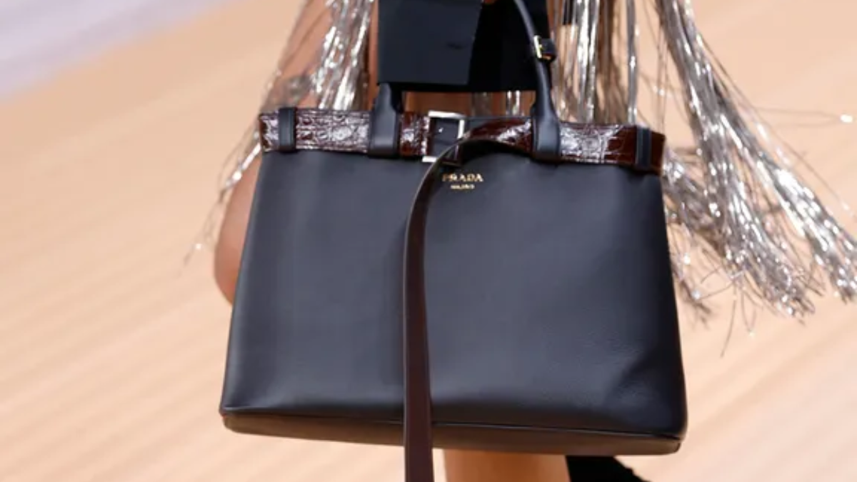 Hinh anh 2: Buckle Handbag - Bi quyet phoi do sanh dieu voi tui Prada "It Bag"