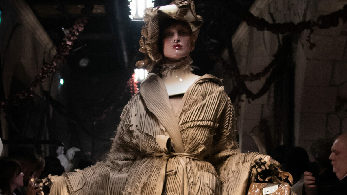 Maison Margiela Artisanal: Giải mã sức hút của show diễn độc đáo Hinh anh 3: Maison Margiela Artisanal: Giai ma suc hut cua show dien doc dao